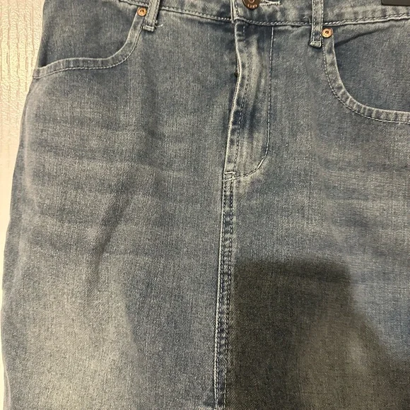 🔴3/25$ Denim Midi Skirt with Front Slit - Picture 4 of 8